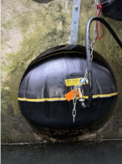 Obturateur anti-pollution gonflable installé dans une canalisation industrielle - Dispositif de confinement ICPE
